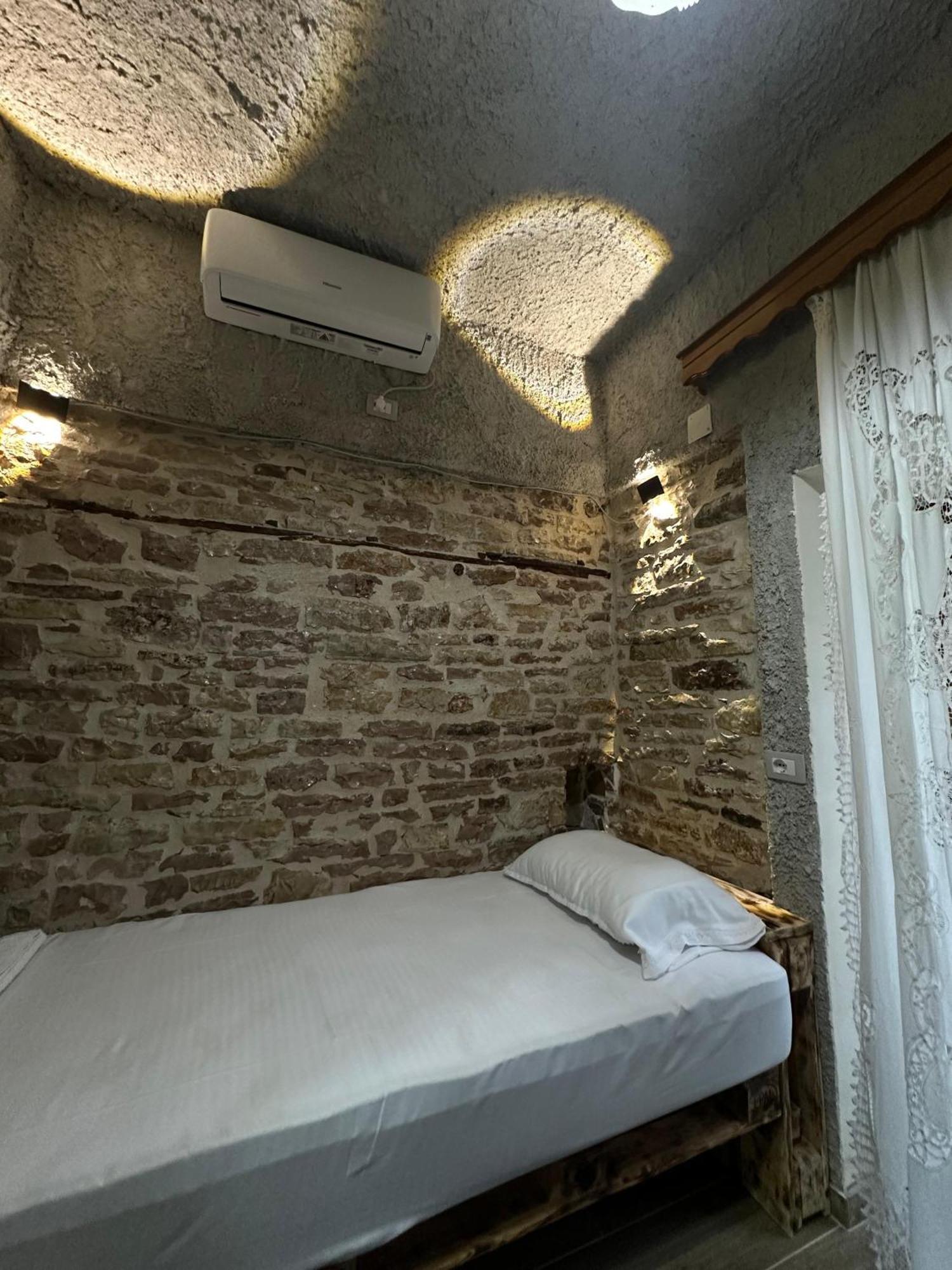 Guest House Lengo Гирокастра Экстерьер фото